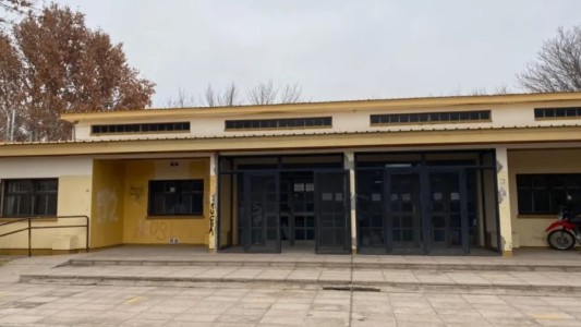 Entraron a una escuela y golpearon a alumnos: los agresores serían menores de edad