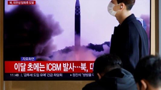 Corea del Norte dispara un presunto misil balístico intercontinental que cae cerca de Japón