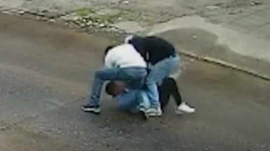 Brutal golpiza a un joven para robarle el celular y la billetera: a las patadas le rompieron todos los dientes