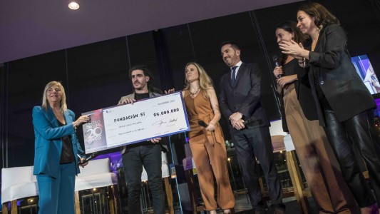 Profesionales de la comunicación donan becas universitarias a la Fundación SI