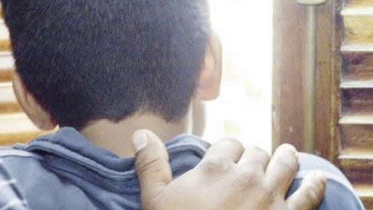 Detienen a su docente jubilado acusado de abusar sexualmente del hijo de una vecina