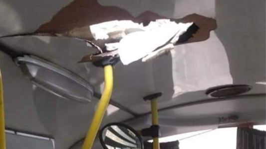 Una enorme roca se desprendió de los cerros y perforó el techo de un colectivo en Salta