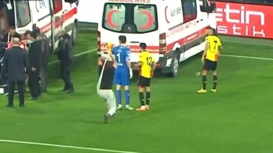 Video: Un hincha entró al campo de juego y le partió un palo en la cabeza al arquero