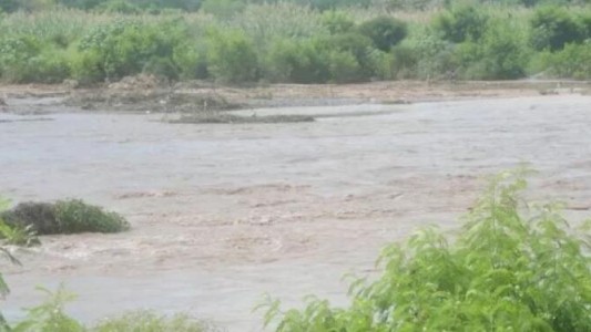 Estado crítico: un niño de seis años habría sido arrojado al río atado de pies y manos