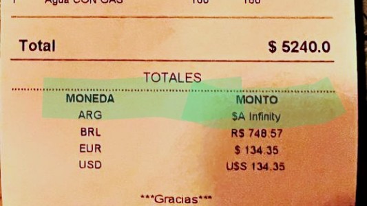 Fue a comer a un restaurante en Uruguay y aseguró que en el ticket se ríen del peso argentino