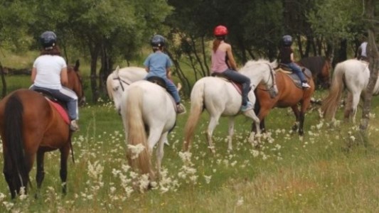 Una mujer de 61 años falleció durante una cabalgata: le dio un paro cardíaco