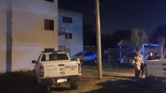 Horror en La Plata: hallaron a un hombre asesinado, con los genitales amputados y detuvieron a su esposa
