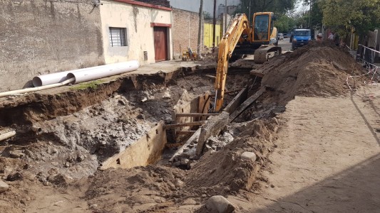 Vecinos de Villa Páez alarmados por la rotura de un caño de agua en una obra de cloacas