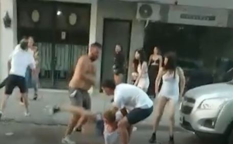 Video: Brutal pelea entre jóvenes afuera de un boliche de San Pedro