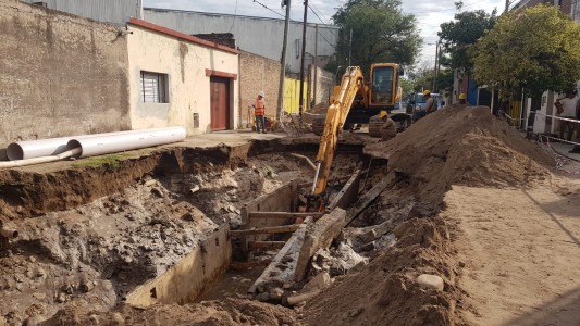 Vecinos de Villa Páez alarmados por la rotura de un caño de agua roto