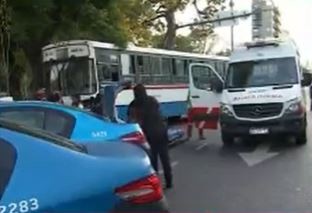 Un colectivo atropelló a un peatón al subirse a la vereda en Constitución