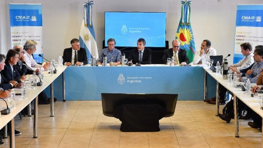 Escasez de lluvias: Massa prometió a la Mesa de Enlace un paquete de medidas para febrero