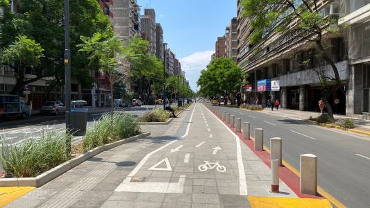 Quejas por el "solo bus" en el boulevard Chacabuco