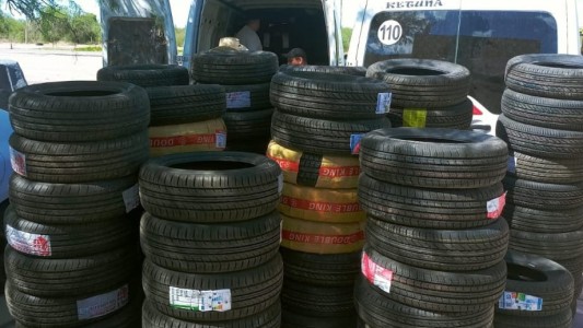 Llevaba cubiertas "sin papeles", lo inspeccionaron y ofreció una coima: quedo detenido