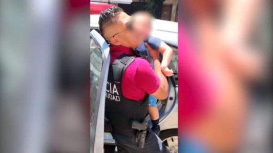 Un policía rescató a un niño de 3 años encerrado en un auto con más de 30 grados de calor