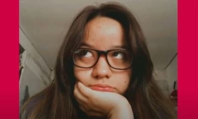 La tiraron del tren para robarle el celular: está en terapia intensiva