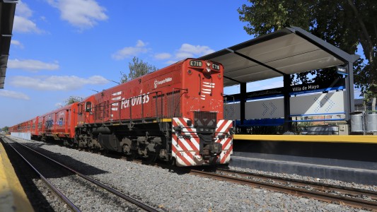 La tiraron a las vías del tren para robarle el celular: tuvieron que amputarle una pierna