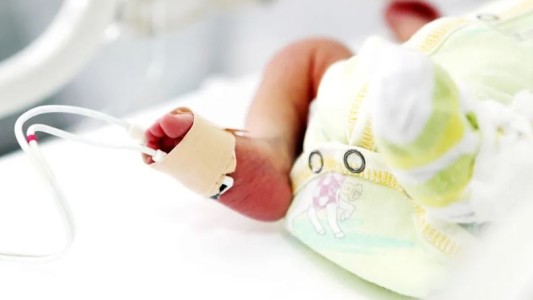 Una familia denuncia que en el hospital "están dejando morir" a su beba de 8 meses