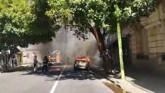 Tarde de furia en Bahía Blanca: le iban a secuestrar el auto por una infracción y lo prendió fuego