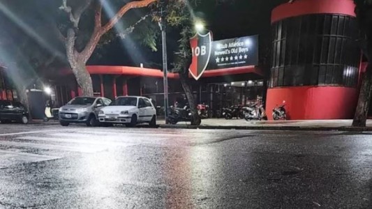 Asesinaron a balazos a un joven en la puerta de la cancha de Newell’s y dejaron un mensaje para la barra