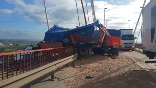 Un camión perdió el control y quedó colgando del puente Zárate-Brazo Largo