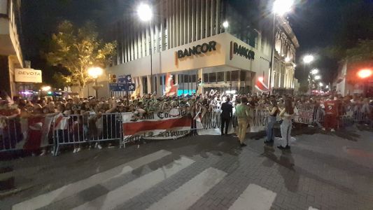 Cientos de hinchas de River esperaron al plantel en Córdoba