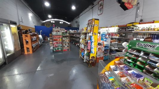 Con un nene en brazos robó en el súper