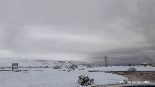 Este sábado, un pueblo salteño amaneció cubierto de nieve