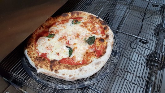 Día de la pizza: la nueva tendencia de pizza al paso