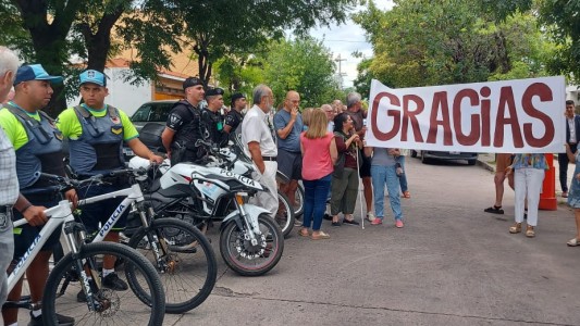 Homenaje de los vecinos a la Comisaria 15 de Cerro de las Rosas