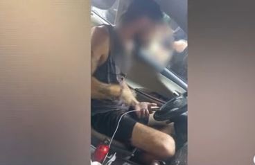 Insólito robo: Encontró en su auto a ladrón cargando un teléfono celular