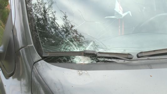 Camino al Diquecito le rompieron el parabrisas para robar