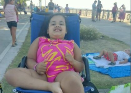 "Mamá, no llores": Le robaron la silla de ruedas a una nena de 7 años con discapacidad