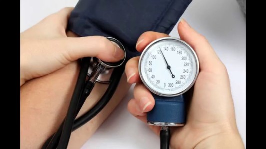 Afiliados al Pami podrán controlar la presión gratuitamente en farmacias adheridas