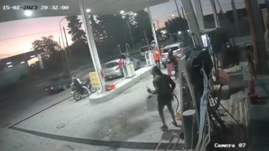 Vídeo: Se roció con combustible y amenazó con prender fuego una estación de servicio