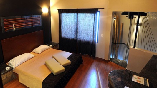 La Policía irrumpió en un hotel alojamiento por gritos: una pareja mantenía relaciones sexuales con normalidad