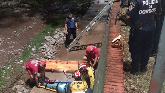 Rescataron a una mujer que cayó al río Suquía