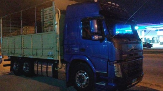 Un camionero alcoholizado quiso “coimear” a la Policía con 20 mil pesos y un cajón de naranjas
