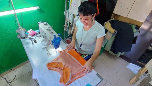 A días del inicio de clases crece el trabajo de las costureras