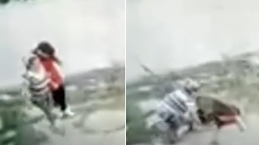 Casi una tragedia: iba caminando con su mamá hacia el colegio, piso una tapa y cayó al pozo de un desagüe