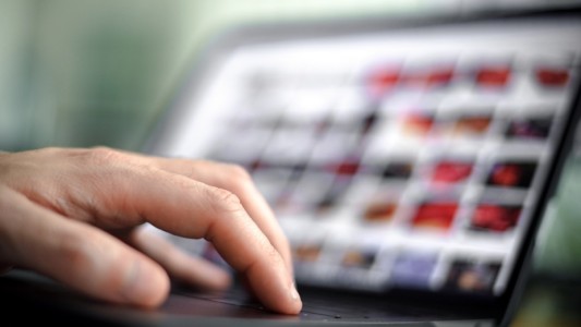 Tenía trabajo atrasado, le revisaron la computadora, detectaron que miraba pornografía y lo despidieron: demandó a la empresa