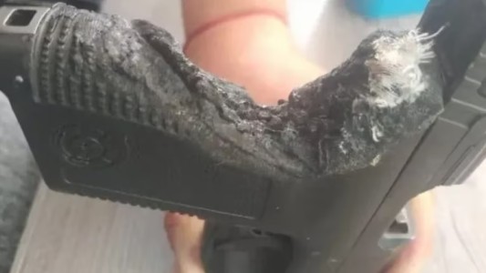 Un policía guardó su arma en el horno: cuando empezaron a cocinar, se le derritió