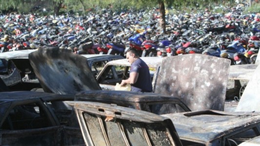 Detienen a cuatro policías acusados del robo de un tractor en una playa de vehículos secuestrados