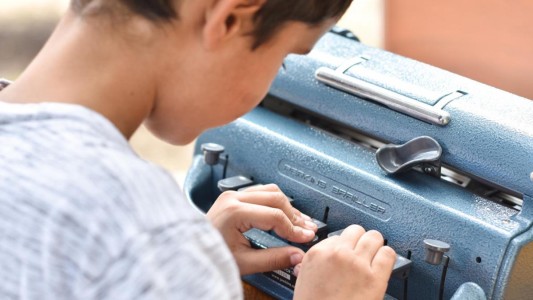 La Agencia Nacional de Discapacidad entregó 60 máquinas de escribir Braille para niños