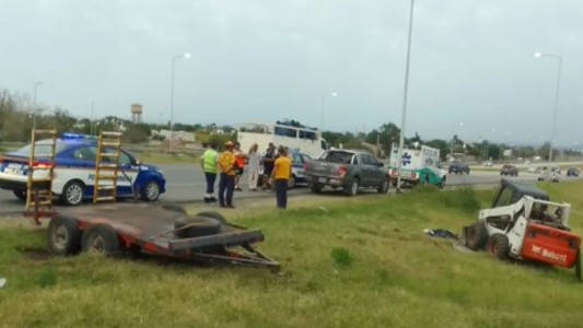 Esperaba a que lo buscaran en la banquina y murió aplastado por una máquina "bobcat"