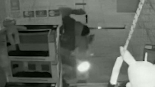 Video: Ladrón contorsionista forzó el blindex y robó una juguetería de La Plata