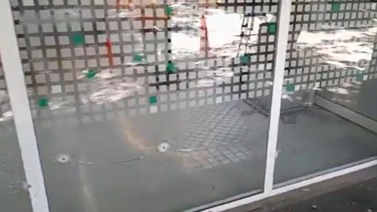 Amenaza a Messi: así quedó la fachada del supermercado de los Roccuzzo