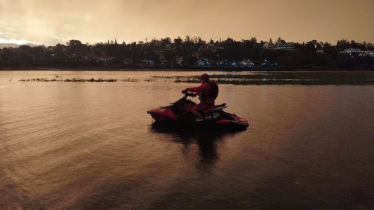 Rescataron a 4 deportistas en el lago San Roque