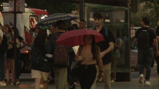 Cordobeses desprevenidos bajo la lluvia