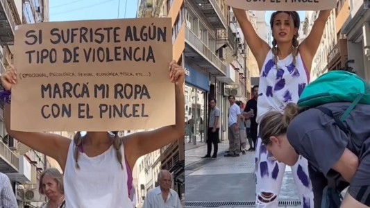 8M: se paró en el microcentro porteño y pidió a las mujeres que le pintaran la ropa si sufrieron violencia